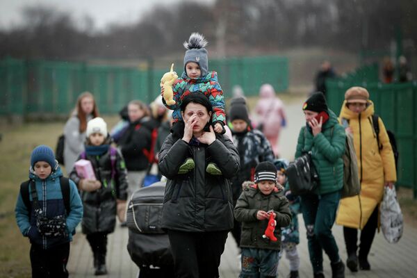 Беженцы, в основном женщины с детьми, идут пешком через пограничный переход в Медыке. - Sputnik Беларусь