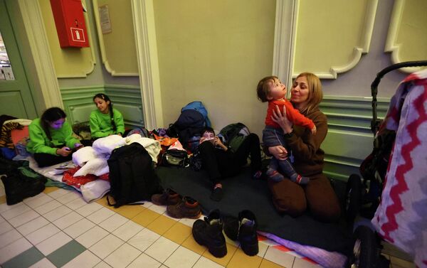 Семья из Киева расположилась на полу железнодорожного вокзала в Перемышле, Польша.Среди беженцев в Польшу 93% составляют граждане Украины, 1% - граждане Польши, а оставшиеся 6% - граждане почти ста различных государства. - Sputnik Беларусь