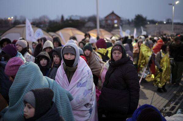 Беженцы ждут транспорта на пограничном переходе в Медыке, Польша. - Sputnik Беларусь