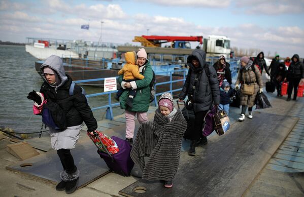 Украинцы прибывают на пароме на пограничный переход Орловка — Исакча, Румыния.В Румынию за это время въехали 343 515 украинских граждан, из них 258 844 уже выехали. 3 572 украинских гражданина запросили убежище в Румынии. - Sputnik Беларусь