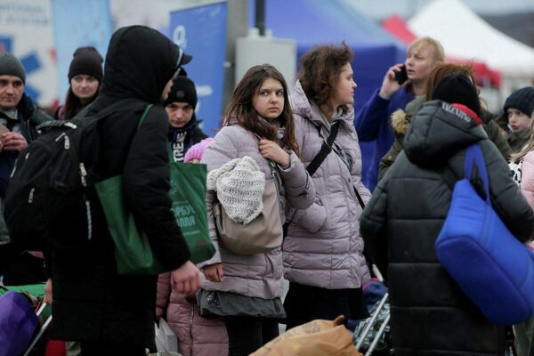 Люди на пограничном переходе в Вышне-Немецке, Словакия. - Sputnik Беларусь