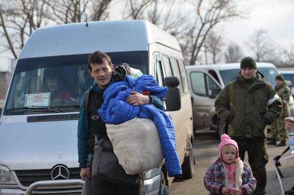 Беженцы из Мариуполя недалеко от пункта оказания помощи эвакуированному населению в селе Безыменное. - Sputnik Беларусь