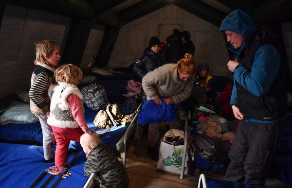 Беженцы из Мариуполя утверждают, что их никто не предупреждал об открытии &quot;зеленых коридоров&quot;. - Sputnik Беларусь