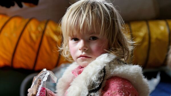 Ребенок беженцев из Мариуполя в пункте оказания помощи эвакуированному населению, который организован МЧС ДНР в селе Безыменное  - Sputnik Беларусь