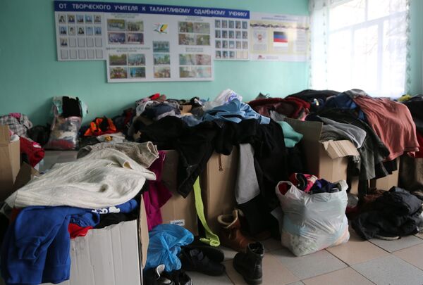 Собранная волонтерами одежда в одном из помещений в здании школы в селе Безыменное. - Sputnik Беларусь