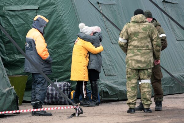 Беженцы из Мариуполя у палаток в селе Безыменном. - Sputnik Беларусь