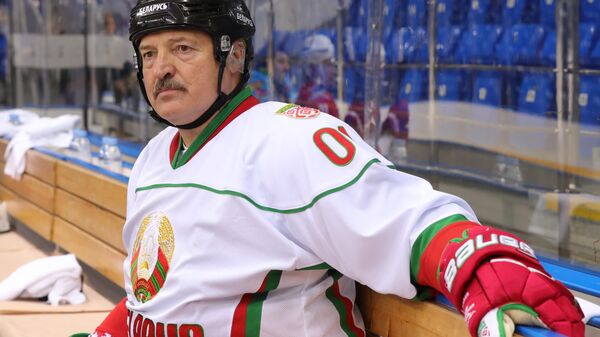 Президент Беларуси Александр Лукашенко после тренировочной игры в хоккей  - Sputnik Беларусь