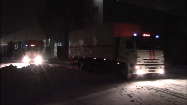 МЧС России за двое суток доставило более 330 тонн гумпомощи жителям Донбасса и Украины - Sputnik Беларусь