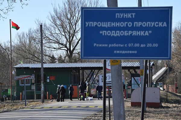 Жители белорусского приграничья ожидают разрешения передать через пункт пропуска Поддобрянка в Гомельской области - Sputnik Беларусь