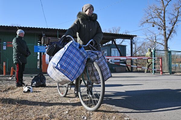 Жительница Украины переезжает с вещами через пункт пропуска Поддобрянка на белорусско-украинской границе - Sputnik Беларусь