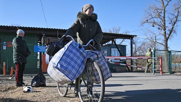 Жительница Украины переезжает с вещами через пункт пропуска Поддобрянка на белорусско-украинской границе - Sputnik Беларусь