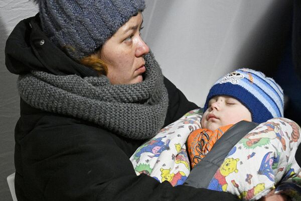 Женщина с ребенком в пункте первой помощи для беженцев из Украины в деревне Гдень. - Sputnik Беларусь