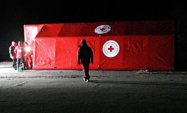 Волонтеры белорусского Красного креста устанавливают пункт первой помощи для беженцев из Украины в деревне Гдень на белорусско-украинской границе - Sputnik Беларусь
