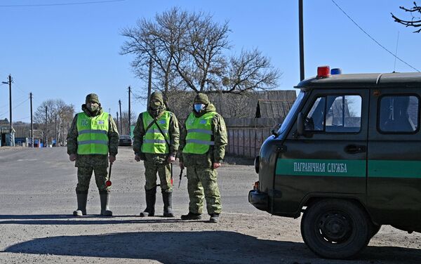 Белорусские пограничники на белорусско-украинской границе в Гомельской области - Sputnik Беларусь