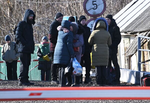 Жители Украины ожидают возле пункта пропуска &quot;Поддобрянка&quot; своих родственников из Беларуси, которые приносят продукты питания и лекарства. - Sputnik Беларусь