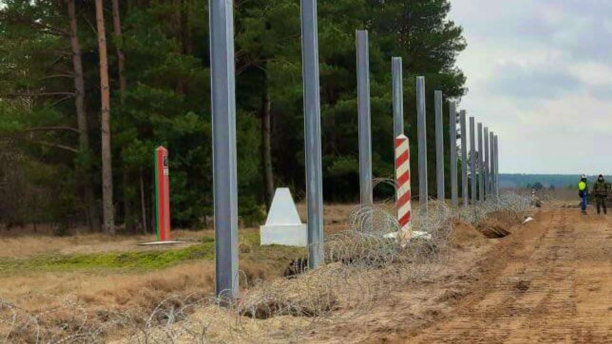 Граница беларусь польша. Белорусская польская граница забор. Забор на границе Польши и Белоруссии. Забор на границе с Белоруссией. Забор на польской границе.