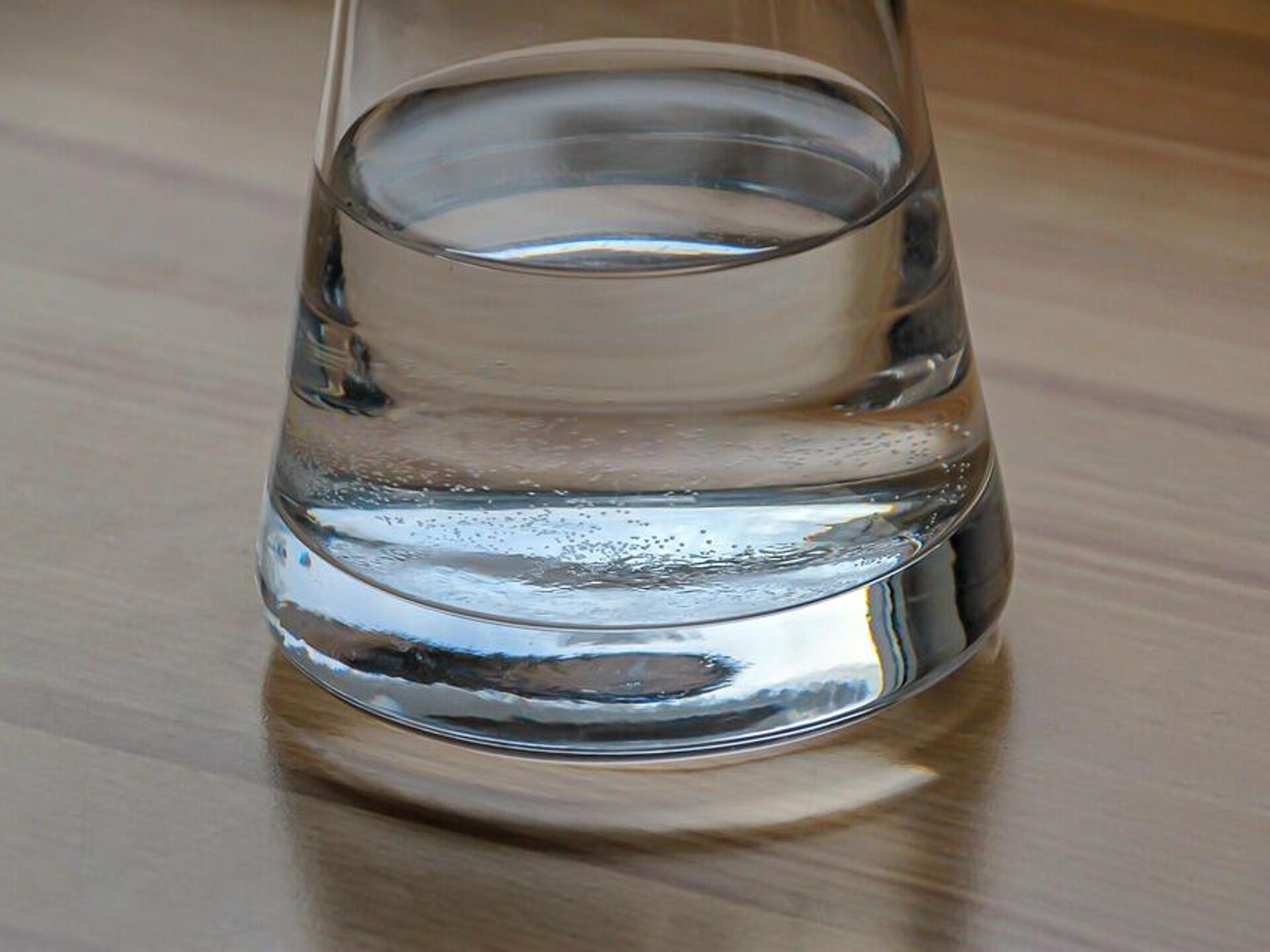 Чтоб стекала вода. Вода в стекле. Прозрачная вода в стакане. Стакан для воды стекло. Вода в стеклянной посуде.