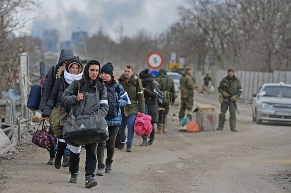 За минувшие сутки, с 08:00 17 марта до 08:00 18 марта, из Мариуполя в Безыменное эвакуированы 425 человек, включая 95 детей. Об этом заявляют в штабе территориальной обороны ДНР. - Sputnik Беларусь