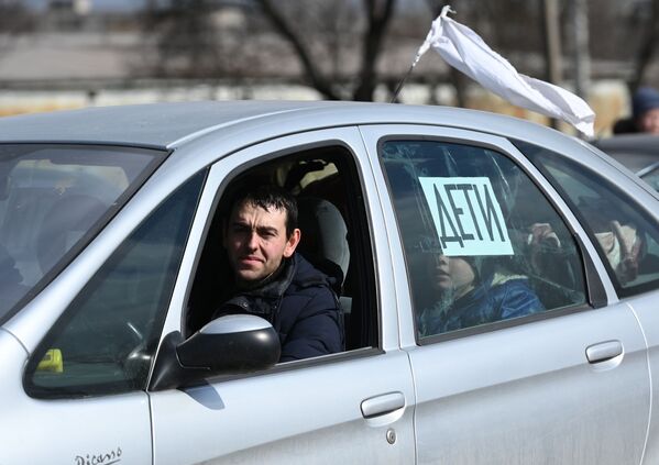 Автомобиль с беженцами на выезде из города. - Sputnik Беларусь