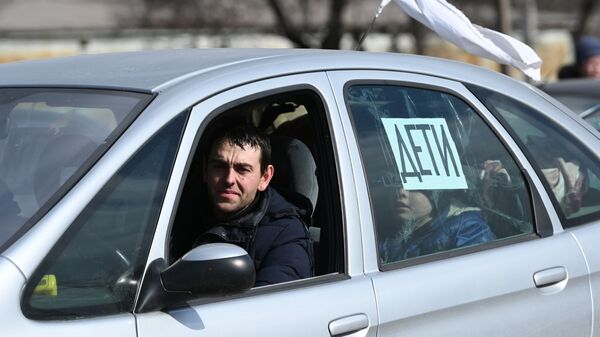 Автомобиль с беженцами на выезде из Мариуполя - Sputnik Беларусь