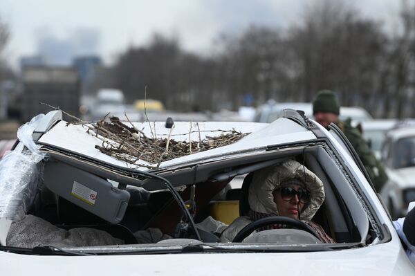 Автомобили с беженцами на выезде из Мариуполя - Sputnik Беларусь