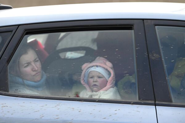 Женщина с ребенком на выезде из города Мариуполь - Sputnik Беларусь
