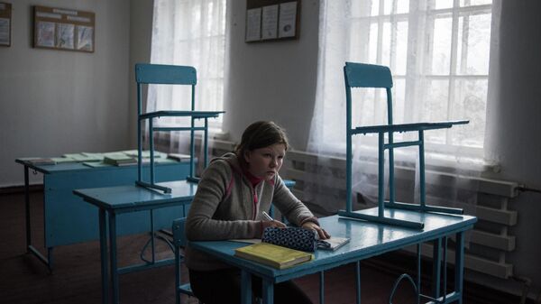 Девочка за партой в школе поселка Саханка Донецкой области - Sputnik Беларусь