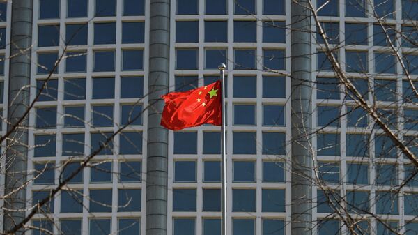 Флаг Китая перед зданием министерства иностранных дел страны в Пекине - Sputnik Беларусь
