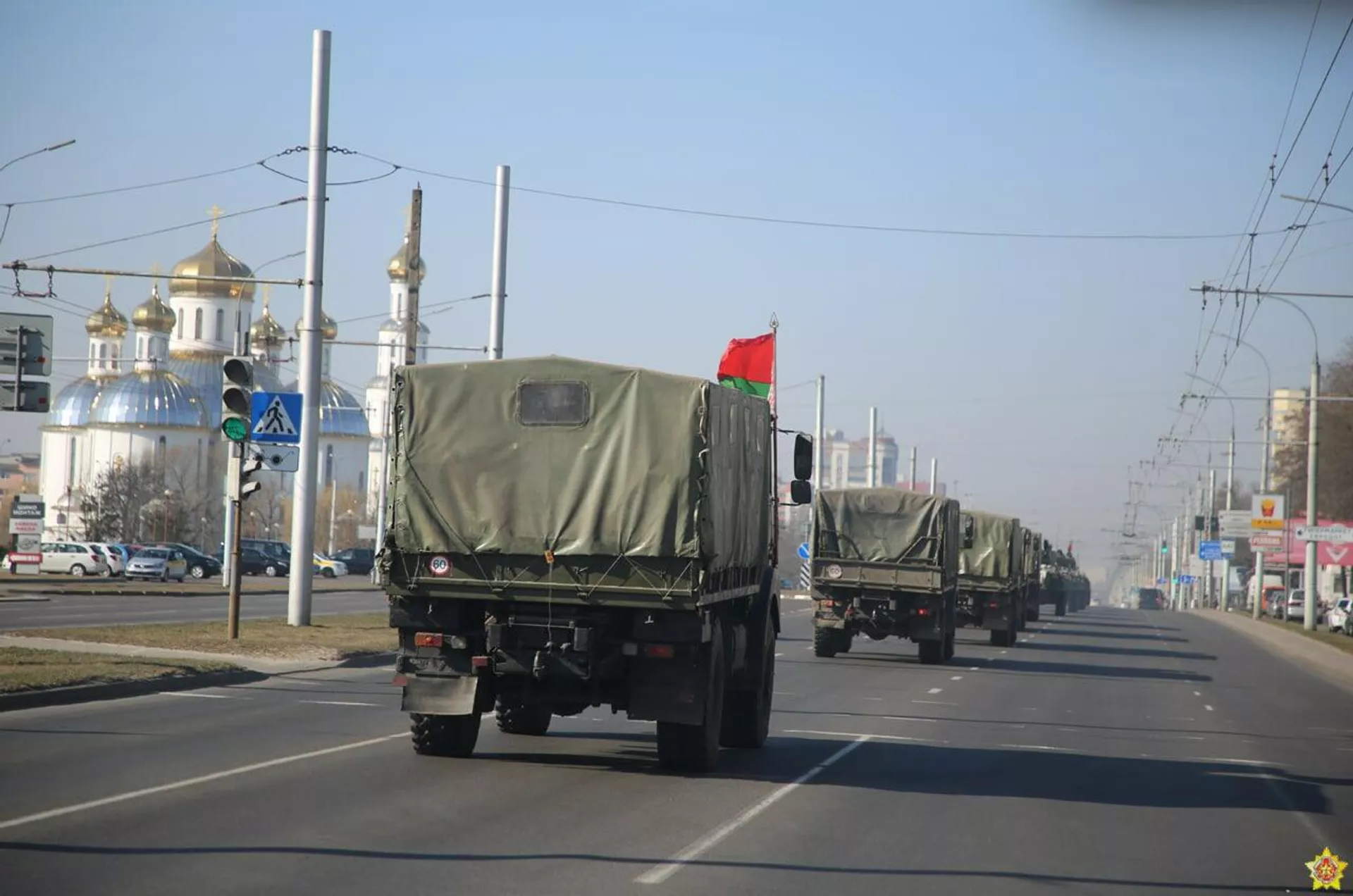 Колонна военной техники едет через центр Бреста 21 марта 2022 года Колонна военной техники едет через центр Бреста 21 марта 2022 года - Sputnik Беларусь, 1920, 21.03.2022