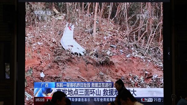 Трансляция новости о крушении пассажирского самолета авиакомпании China Eastern в городском округе Учжоу - Sputnik Беларусь