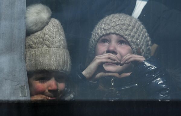 В первую очередь эвакуируют детей, пожилых людей и женщин. - Sputnik Беларусь