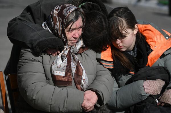 Всего из Мариуполя российской стороной эвакуировано почти 82 тысячи человек.Люди выживали без продуктов, воды, газа и света. - Sputnik Беларусь