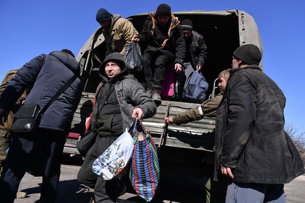 Эвакуация жителей Мариуполя в поселок Сартана - Sputnik Беларусь