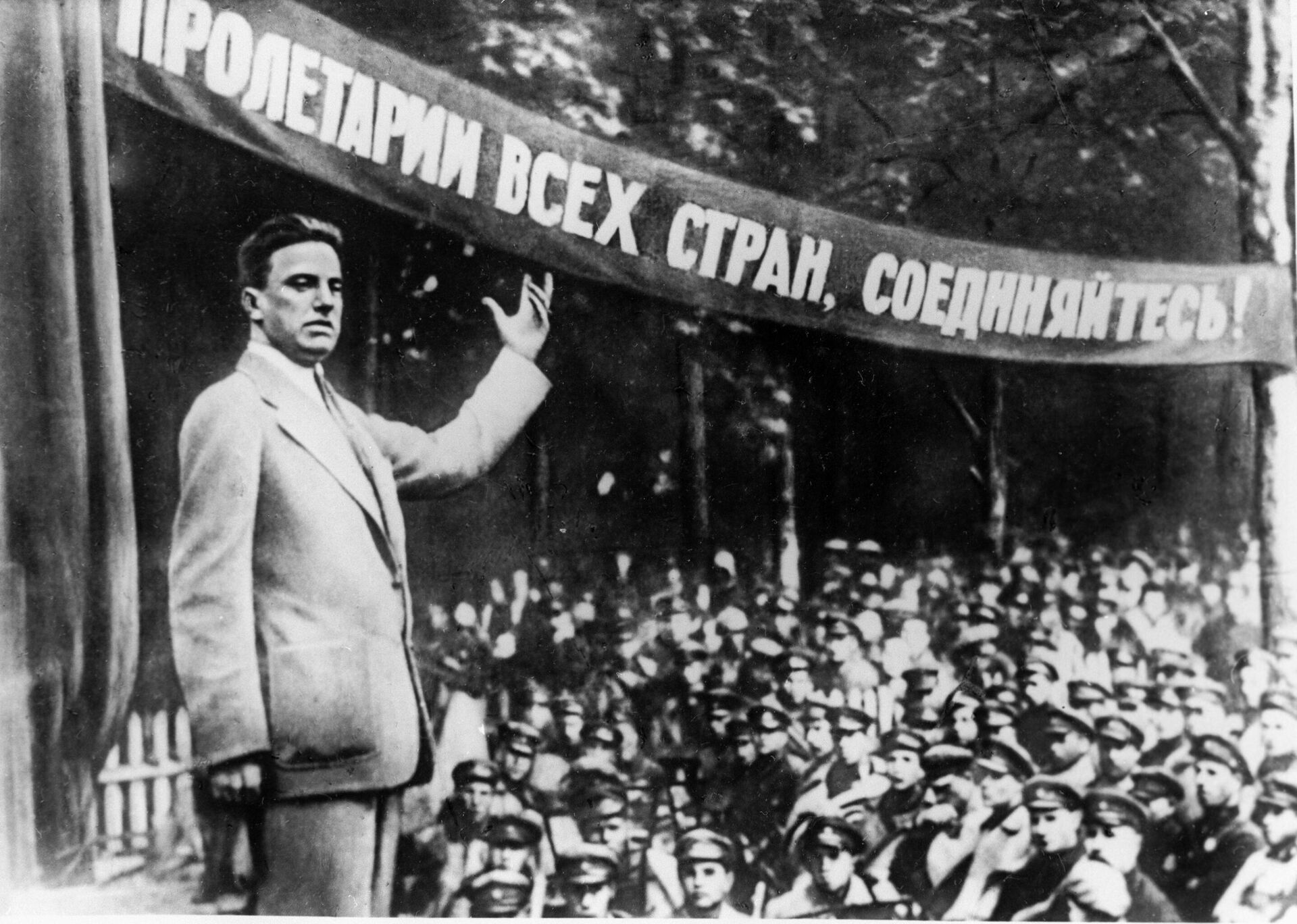 Владимир Владимирович Маяковский выступает перед красноармейцами - Sputnik Беларусь, 1920, 25.03.2022