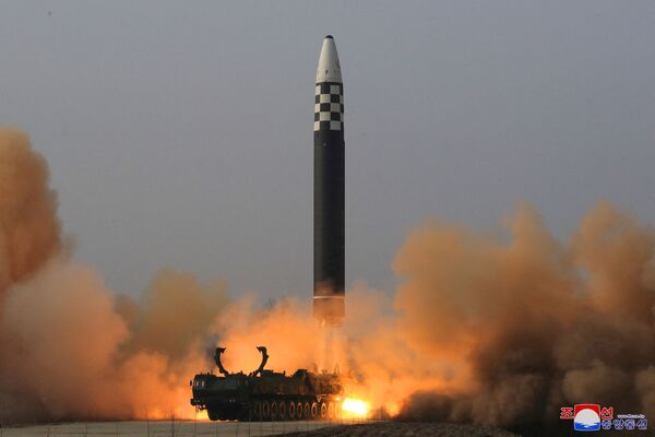 Северная Корея пустила в сторону Японского моря один снаряд, как предполагают эксперты, это баллистическая ракета большой дальности &quot;Хвасон-17&quot;. - Sputnik Беларусь