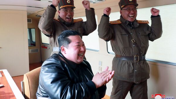 Северокорейский лидер Ким Чен Ын во время испытательного пуска межконтинентальной баллистической ракеты нового типа - Sputnik Беларусь