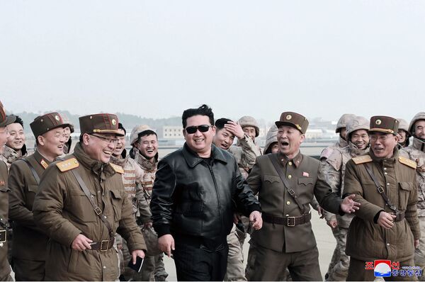 Ким Чен Ын в окружении северокорейских военнослужащих. - Sputnik Беларусь