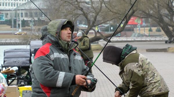 Ветер и дождь не помеха: соревнования рыбаков прошли в Минске - Sputnik Беларусь