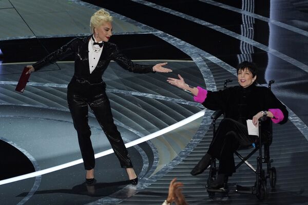 Леди Гага (слева) и Лайза Миннелли вручают награду за лучший фильм. - Sputnik Беларусь