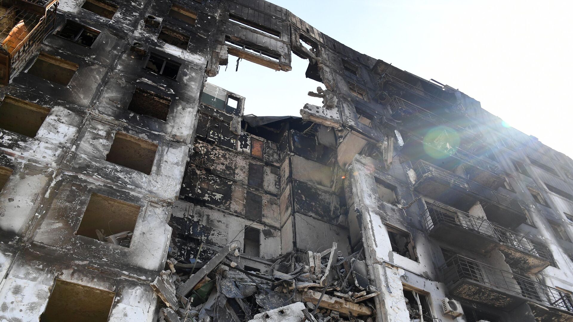 Разрушенный дом в Мариуполе в результате обстрела  - Sputnik Беларусь, 1920, 06.04.2022