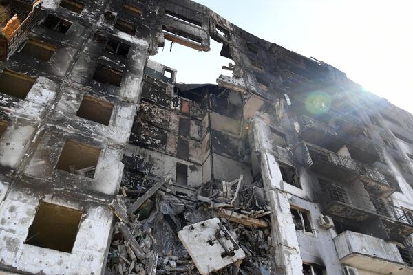 Разрушенный в результате обстрелов жилой дом в Мариуполе. - Sputnik Беларусь