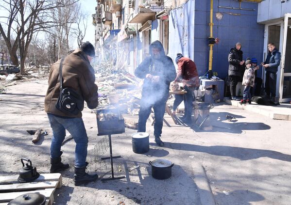 Жители готовят пищу на одной из улиц города. - Sputnik Беларусь