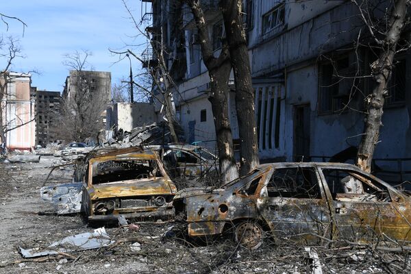 Сгоревшие автомобили и разрушенные дома в результате обстрела. - Sputnik Беларусь