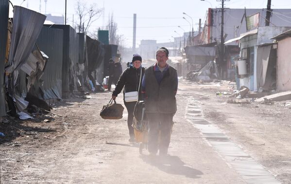 Жители с вещами, которые удалось спасти. - Sputnik Беларусь