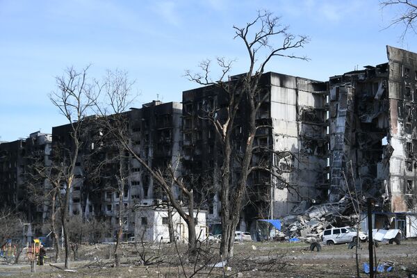 Сгоревшие в результате ударов многоэтажки Мариуполя. - Sputnik Беларусь