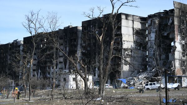 Разрушенные дома в Мариуполе в результате обстрела  - Sputnik Беларусь