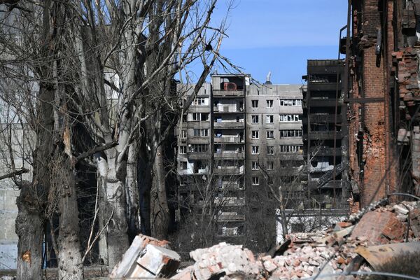 Разрушенный в результате обстрелов жилой дом в Мариуполе.  - Sputnik Беларусь