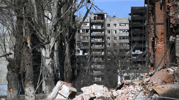 Разрушенные дома в Мариуполе в результате обстрела  - Sputnik Беларусь