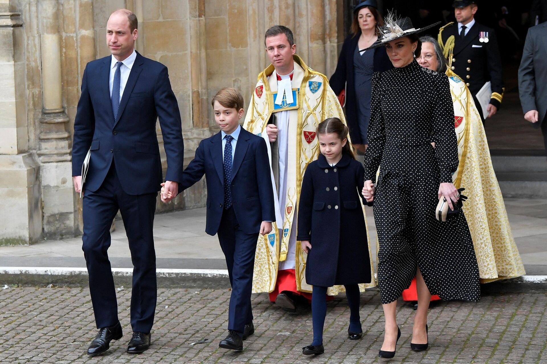 Британский принц Уильям, Кейт, герцогиня Кембриджская и их дети, принцесса Шарлотта и принц Джордж уходят после службы в честь покойного принца Филиппа, герцога Эдинбургского, в Вестминстерском аббатстве в Лондоне - Sputnik Беларусь, 1920, 29.03.2022