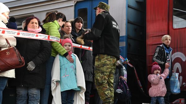 Жители Украины на железнодорожном вокзале в Пшемысле - Sputnik Беларусь